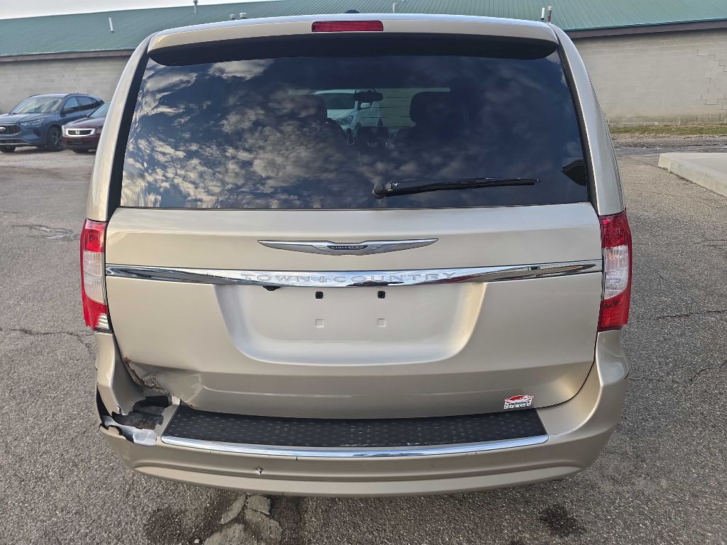 2014 Chrysler Town & Country Image 6