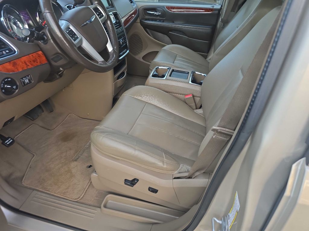 2014 Chrysler Town & Country Image 10