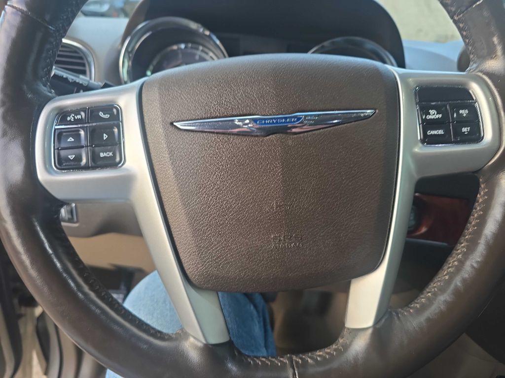 2014 Chrysler Town & Country Image 13