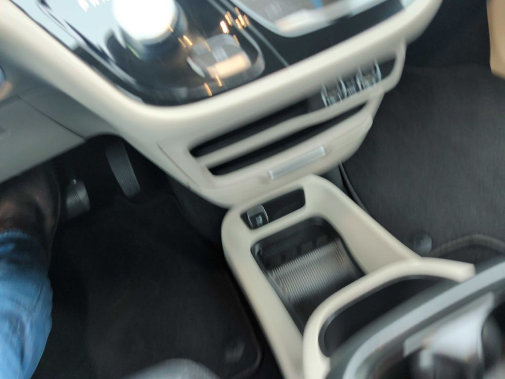 2024 Chrysler Pacifica Image 2