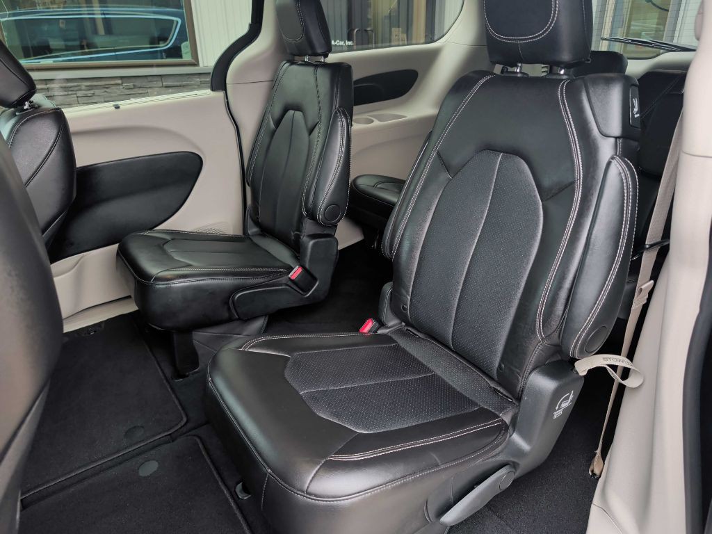 2024 Chrysler Pacifica Image 8