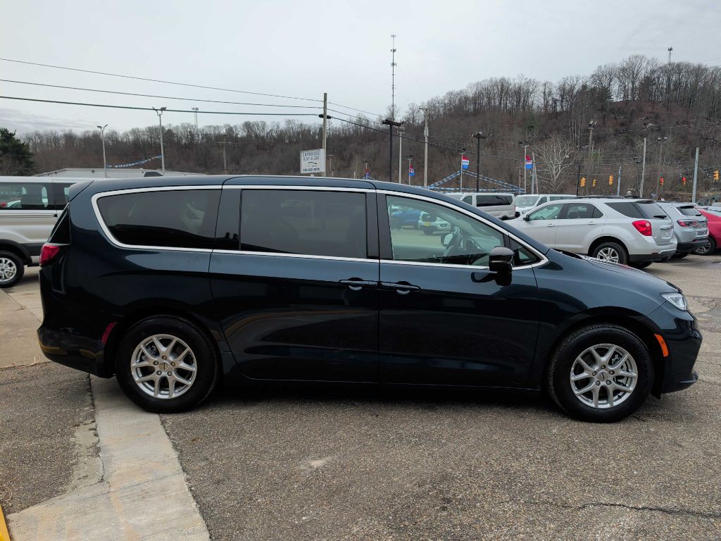 2024 Chrysler Pacifica Image 2