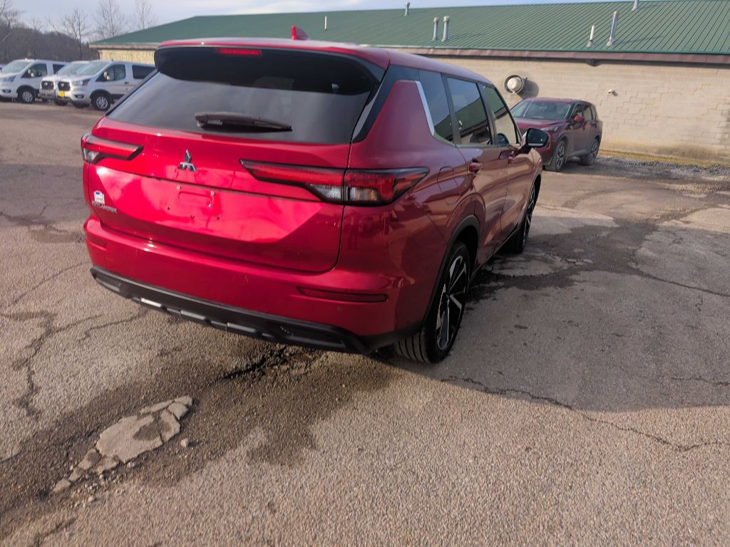 2022 Mitsubishi Outlander Image 2