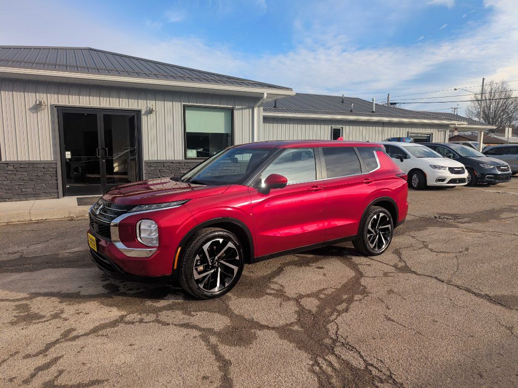 2022 Mitsubishi Outlander Image 3