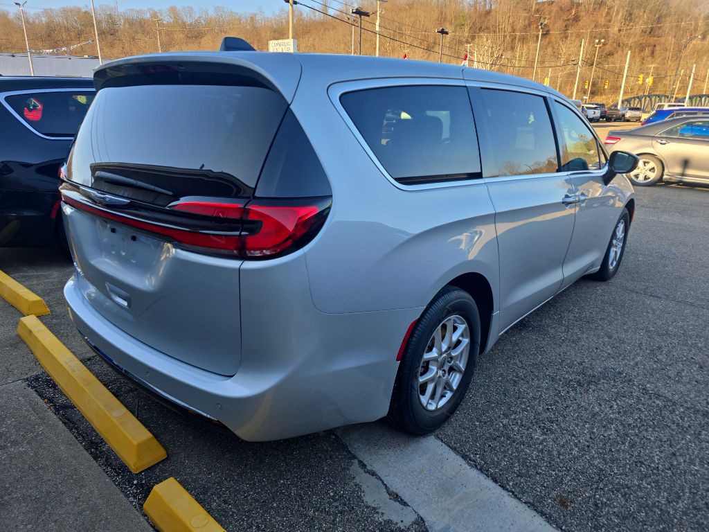 2024 Chrysler Pacifica Image 4