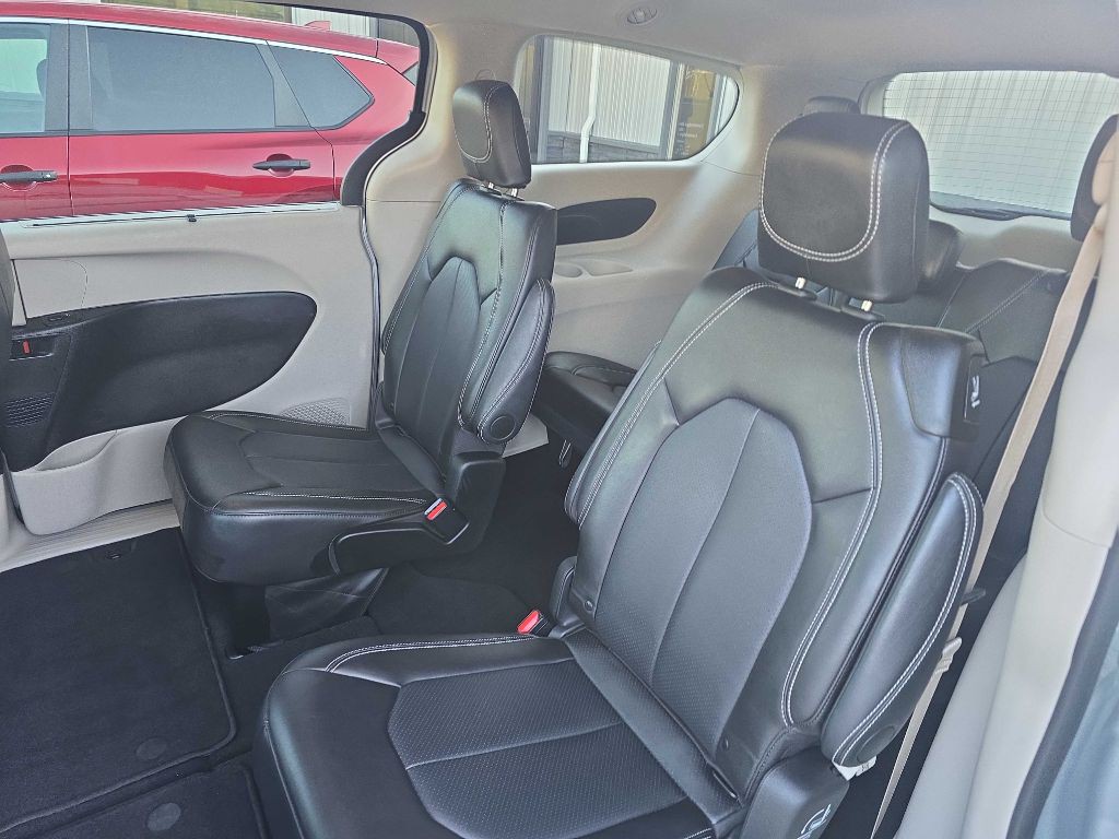 2024 Chrysler Pacifica Image 8