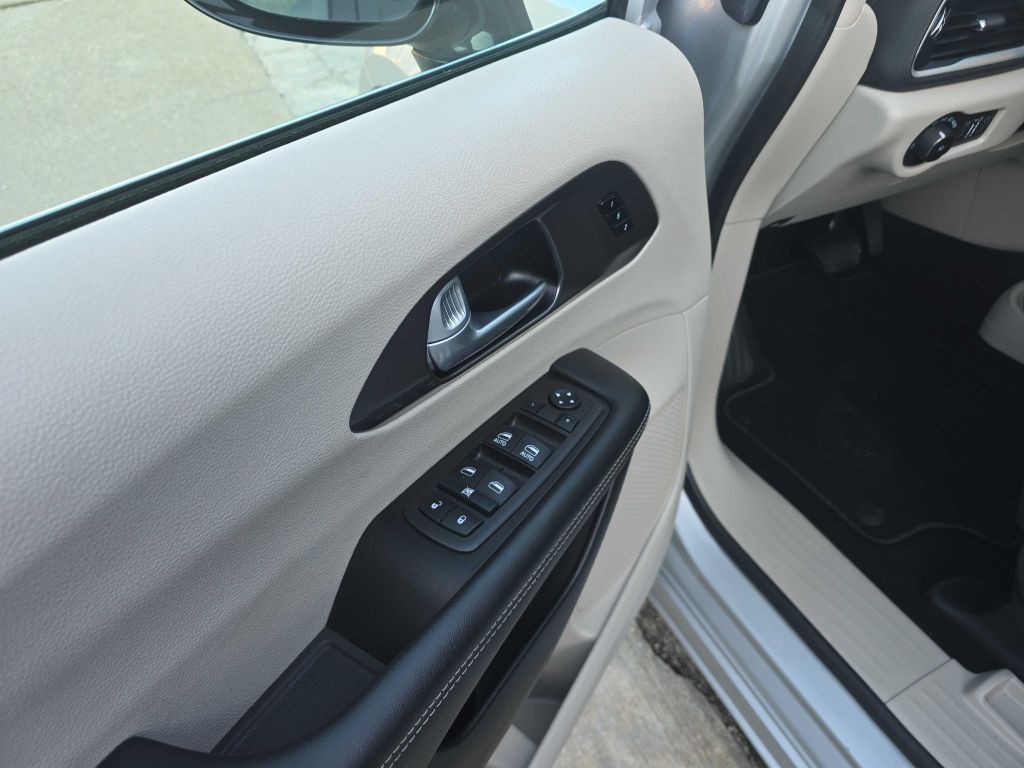2024 Chrysler Pacifica Image 9