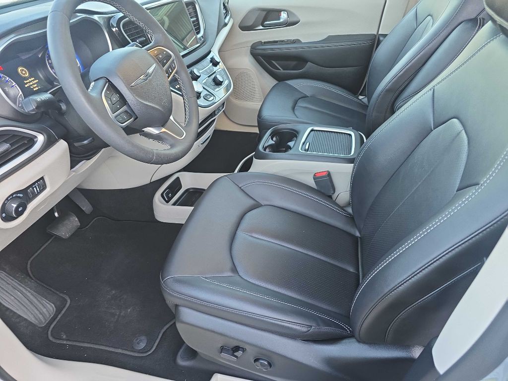 2024 Chrysler Pacifica Image 10