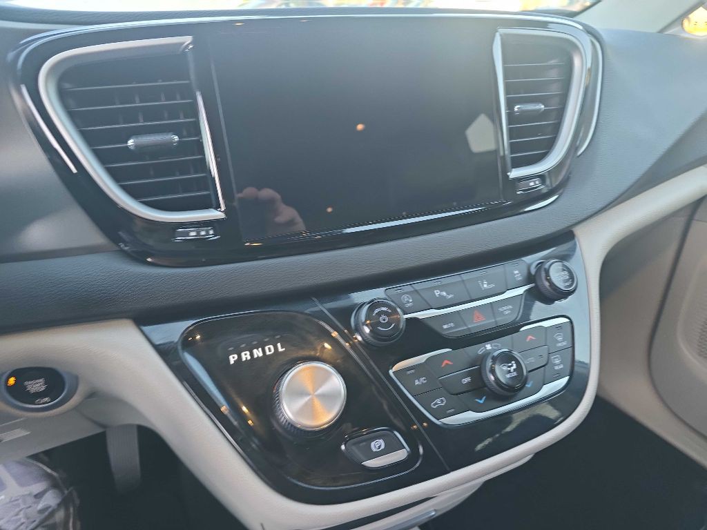 2024 Chrysler Pacifica Image 11
