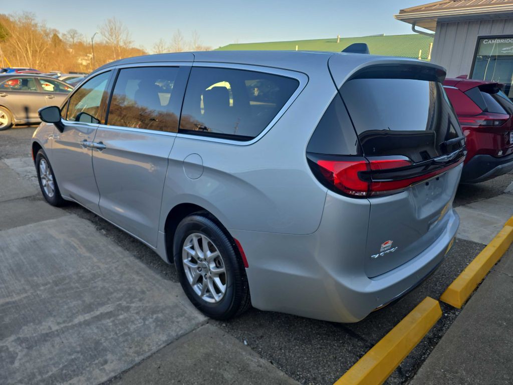2024 Chrysler Pacifica Image 2