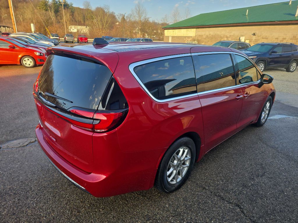 2025 Chrysler Pacifica Image 3