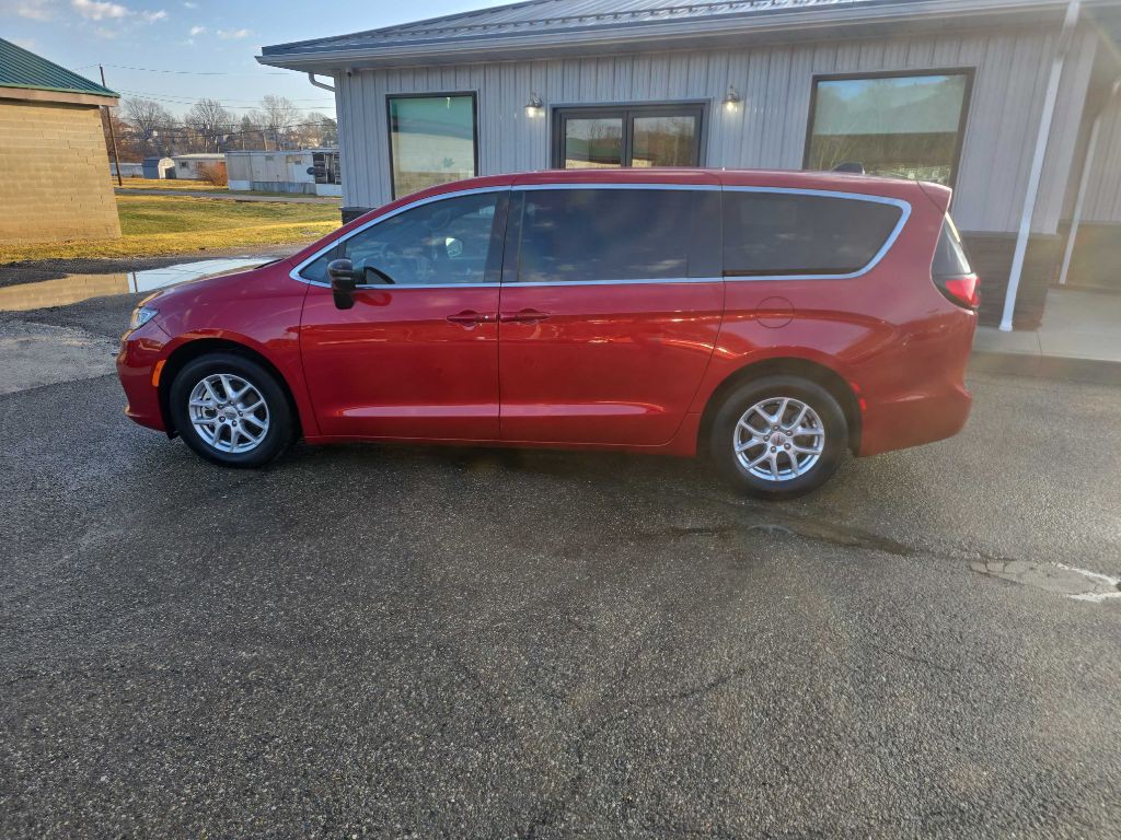 2025 Chrysler Pacifica Image 8