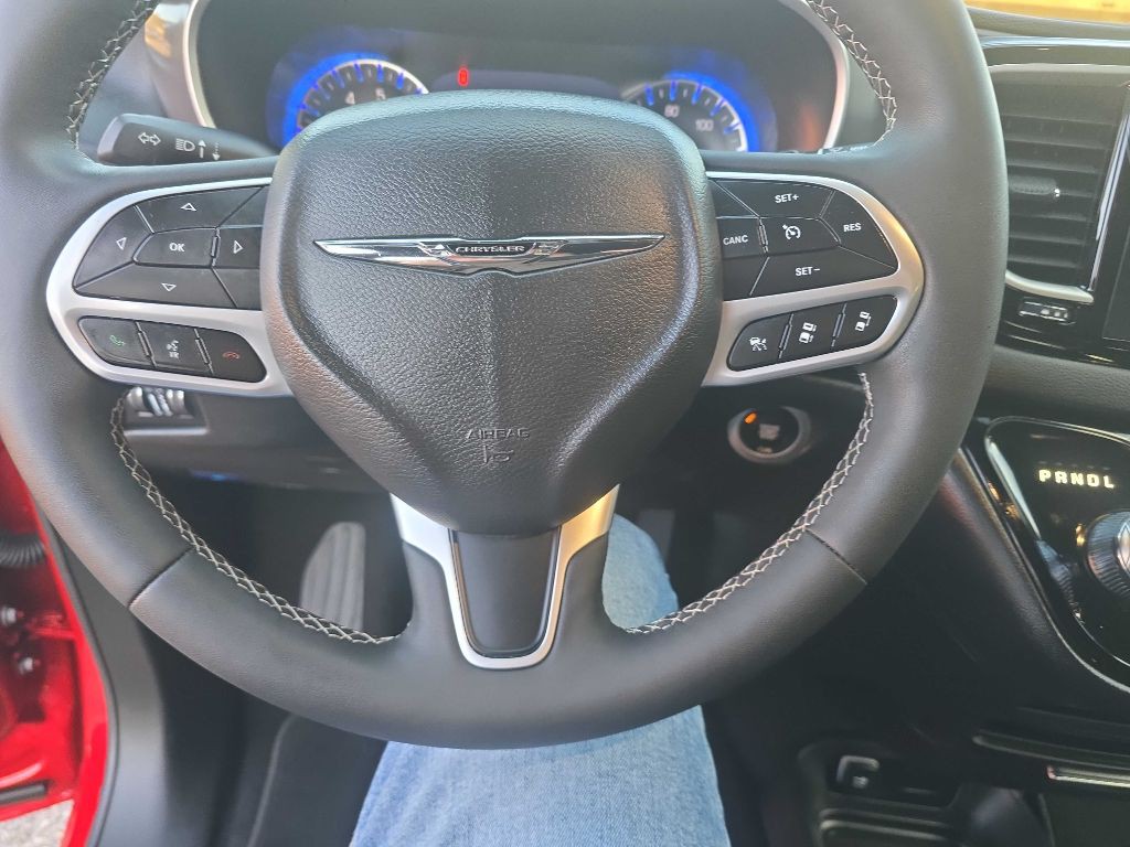 2025 Chrysler Pacifica Image 14