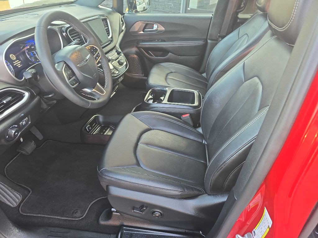 2025 Chrysler Pacifica Image 15