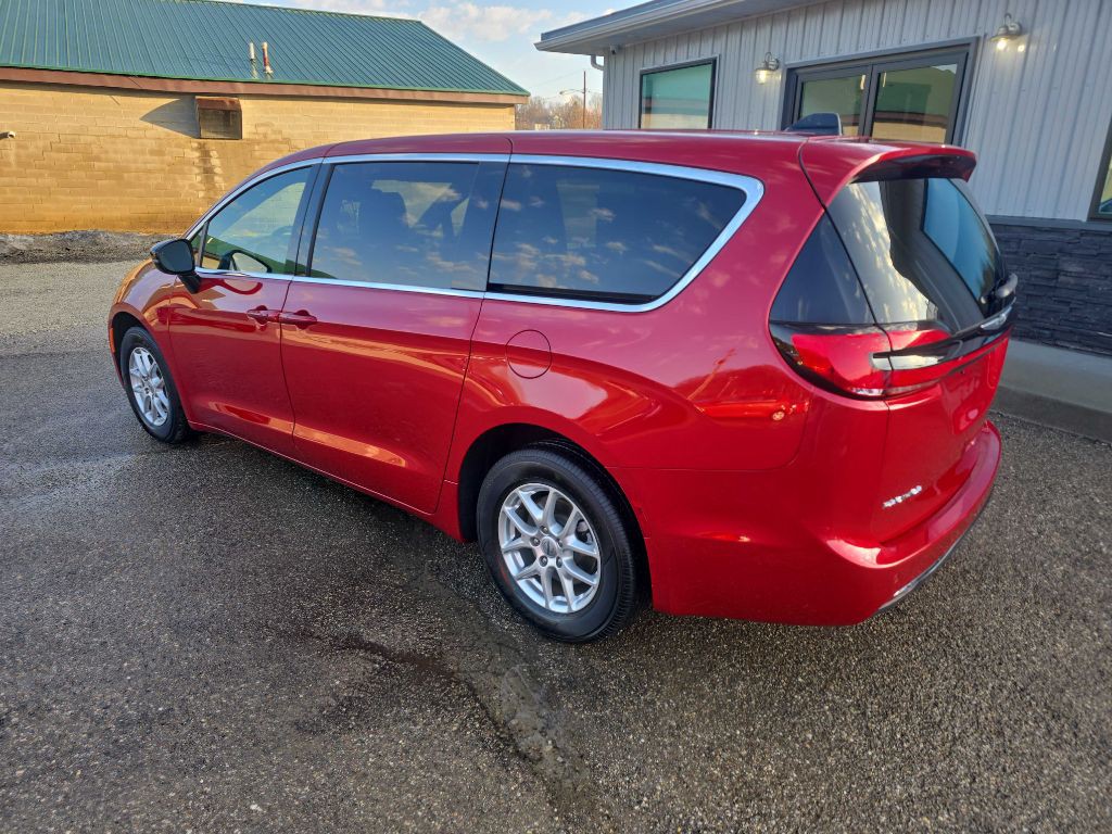 2025 Chrysler Pacifica Image 3