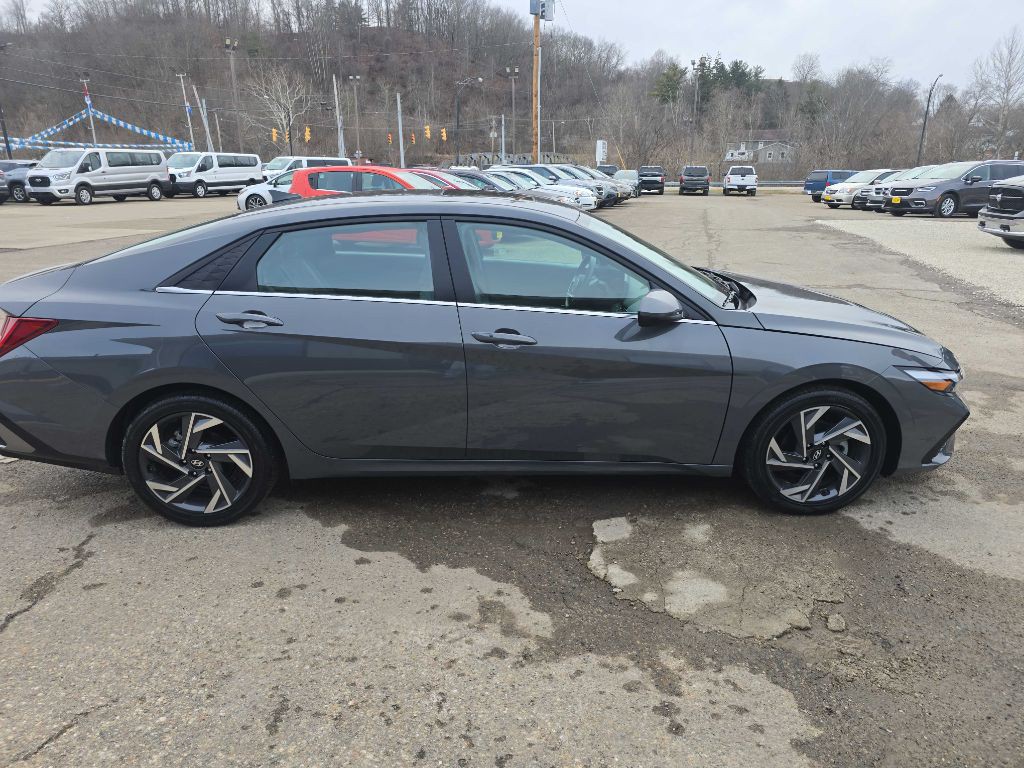 2025 Hyundai Elantra Image 1