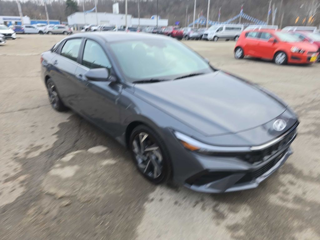 2025 Hyundai Elantra Image 2