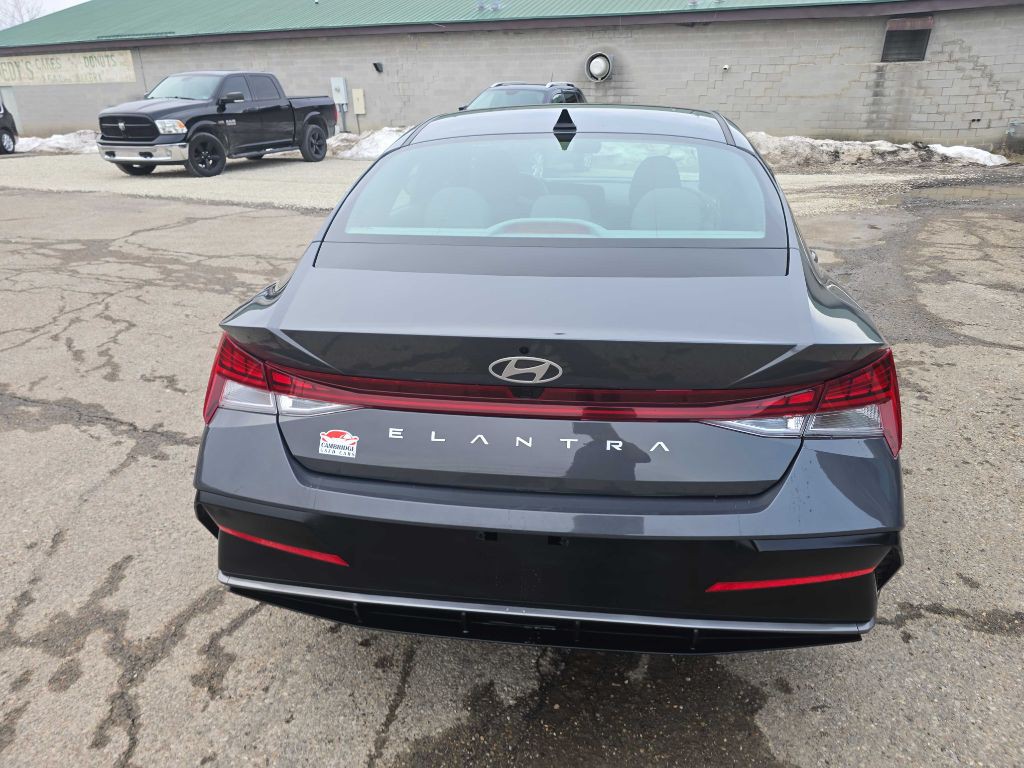 2025 Hyundai Elantra Image 7