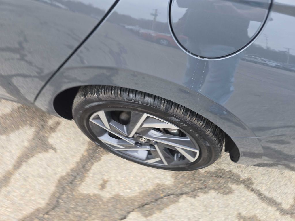 2025 Hyundai Elantra Image 8