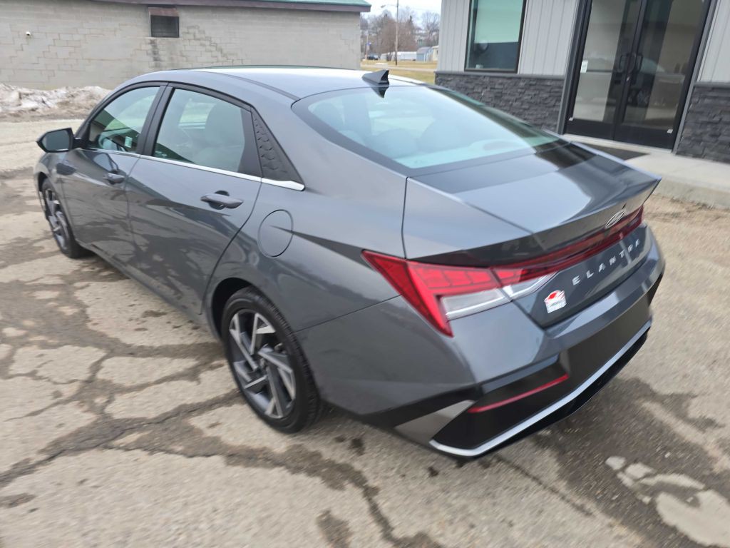 2025 Hyundai Elantra Image 2