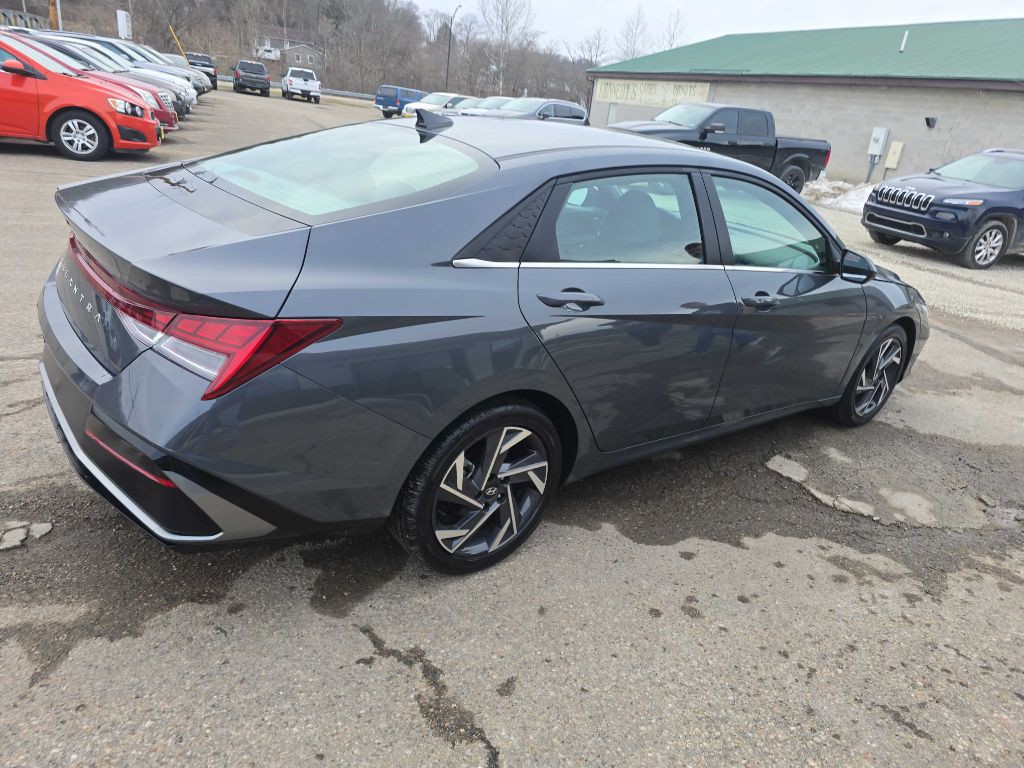 2025 Hyundai Elantra Image 4