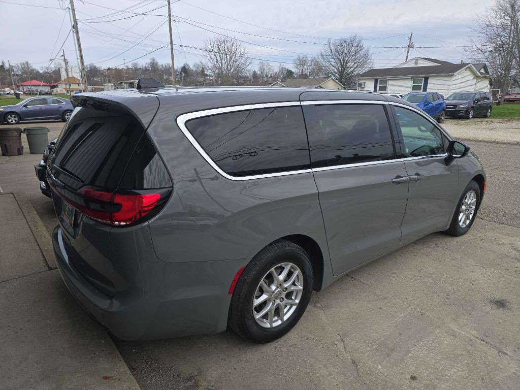 2025 Chrysler Pacifica Image 3