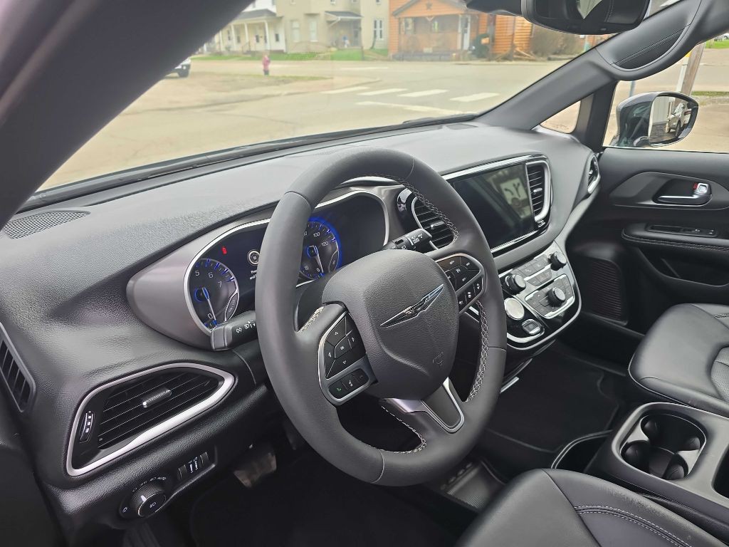 2025 Chrysler Pacifica Image 9