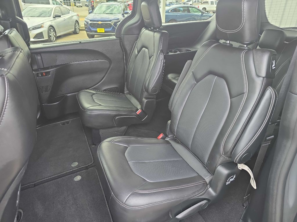 2025 Chrysler Pacifica Image 11