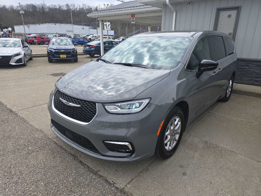 2025 Chrysler Pacifica Image 1