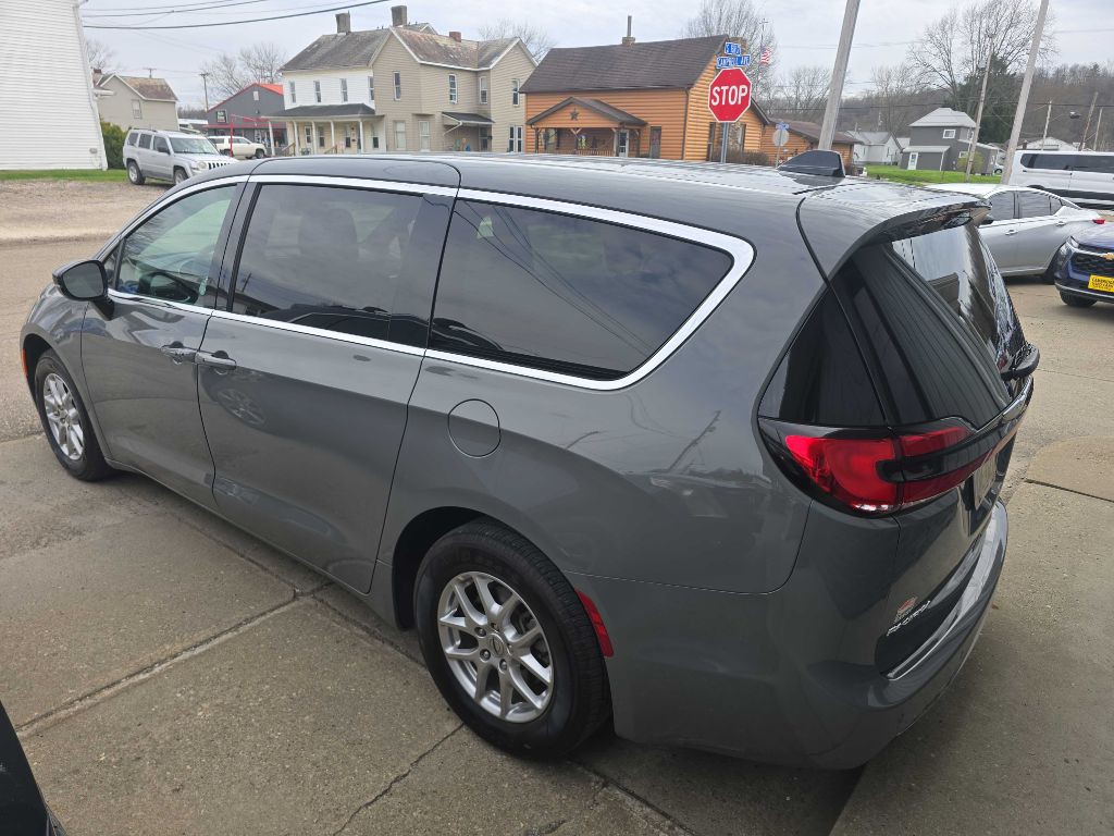 2025 Chrysler Pacifica Image 2