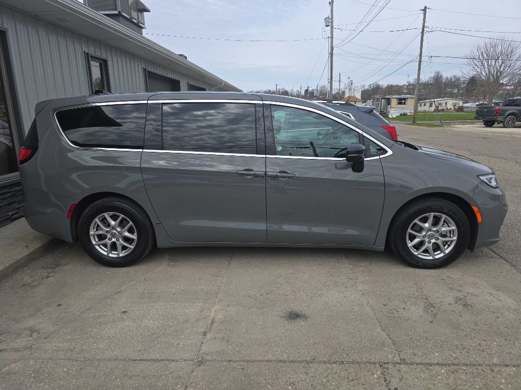 2025 Chrysler Pacifica Image 4