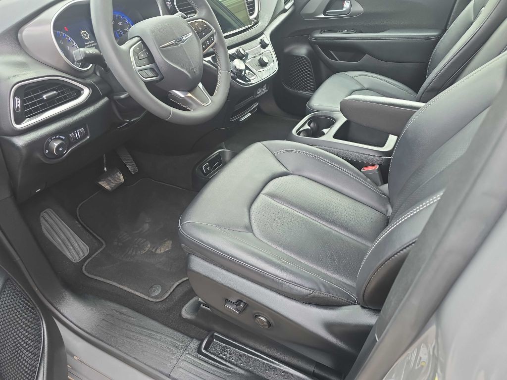 2025 Chrysler Pacifica Image 8