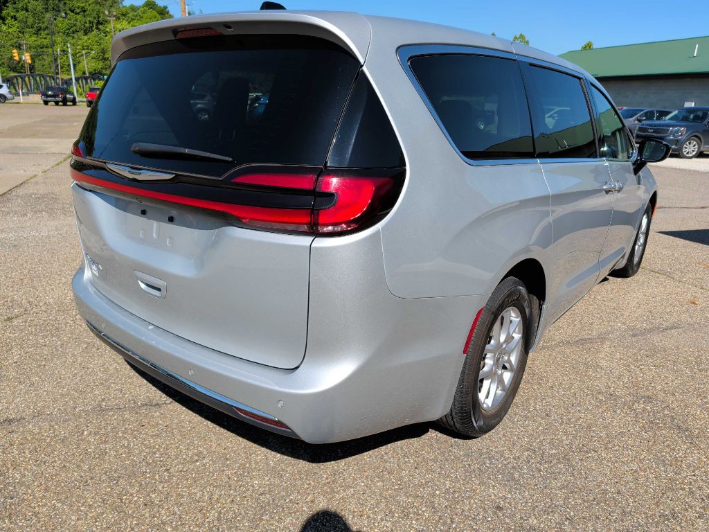 2024 Chrysler Pacifica Image 6