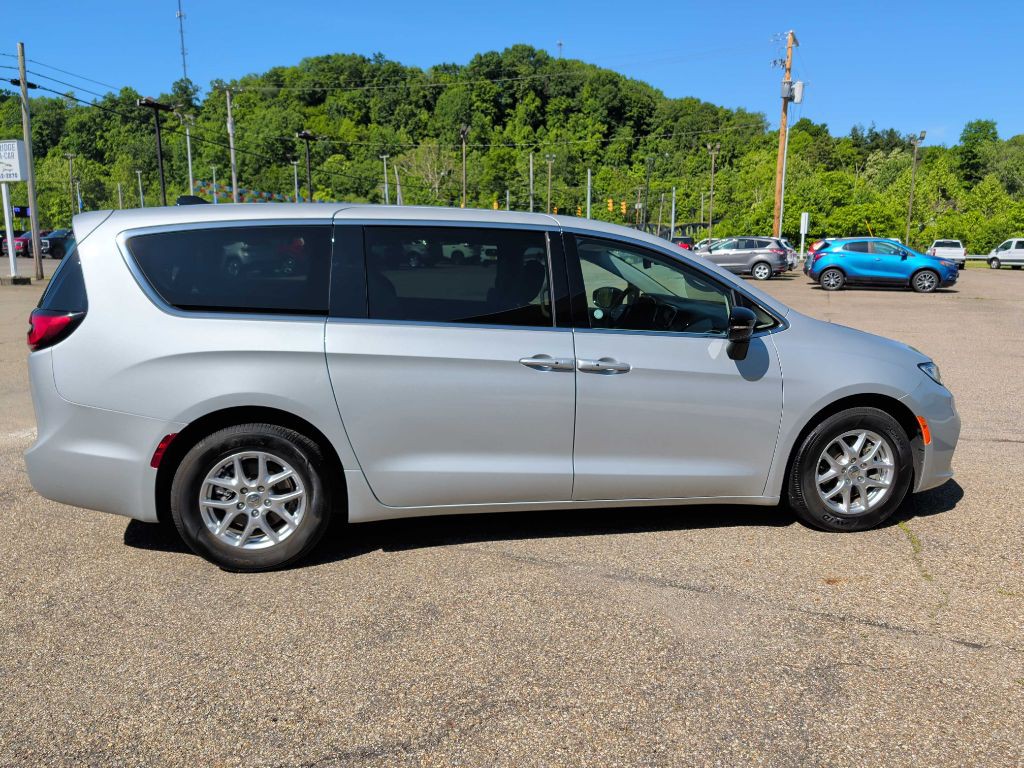 2024 Chrysler Pacifica Image 7