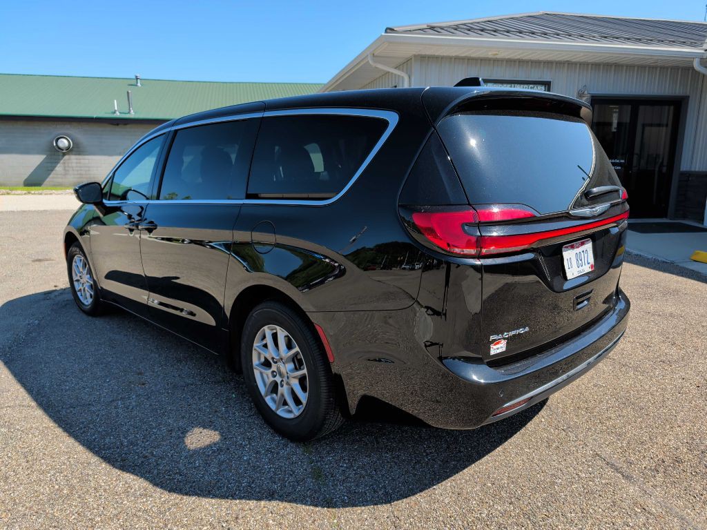 2024 Chrysler Pacifica Image 17
