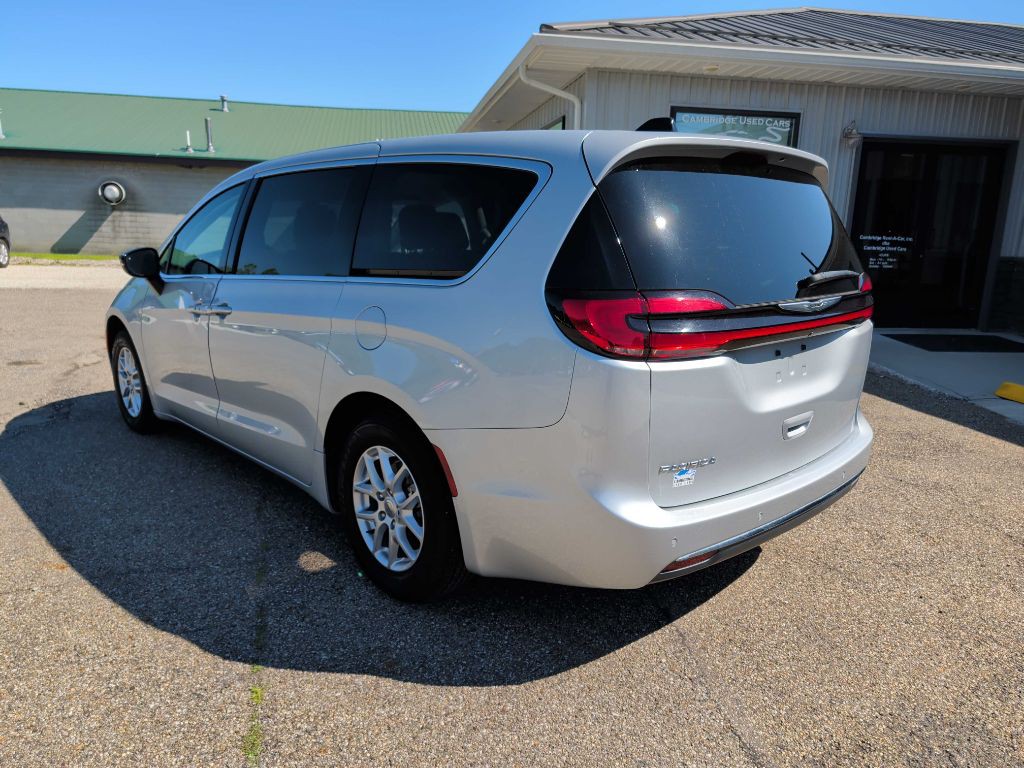 2024 Chrysler Pacifica Image 2