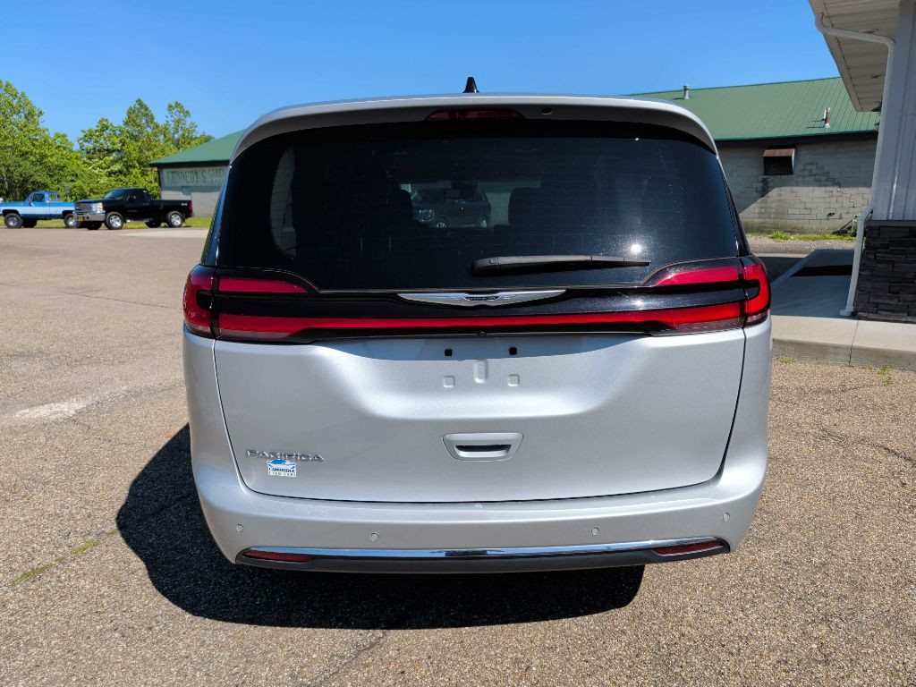 2024 Chrysler Pacifica Image 3