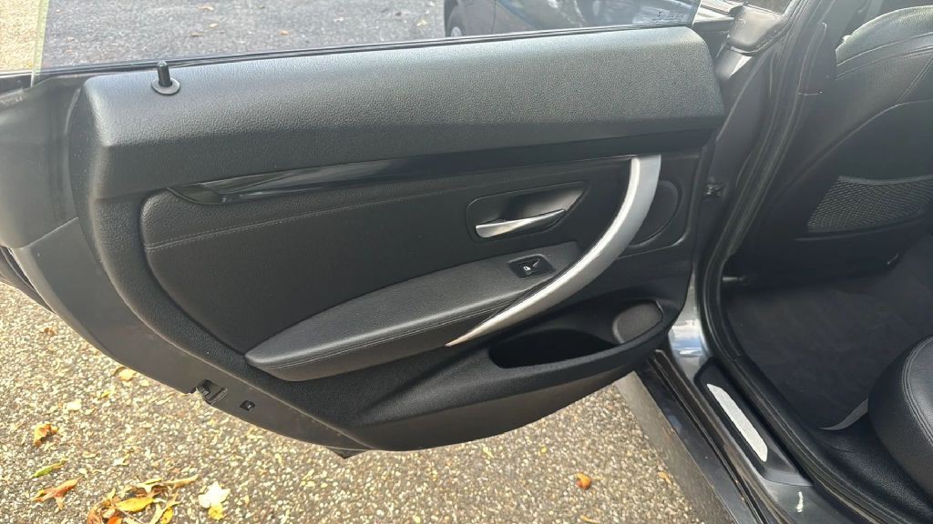 2016 BMW 3 Series Image 13