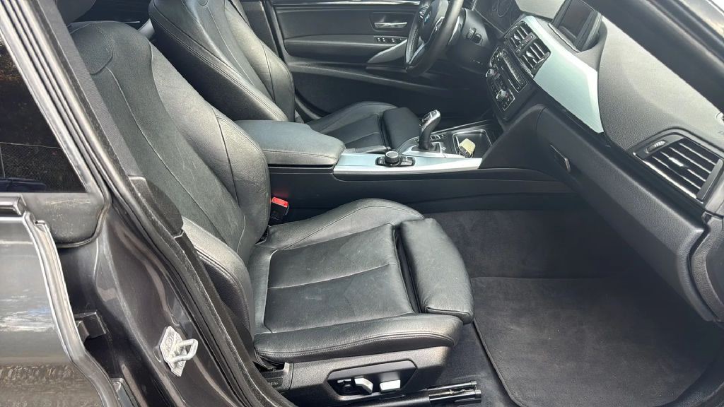 2016 BMW 3 Series Image 23