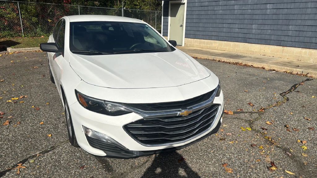 2020 Chevrolet Malibu Image 2
