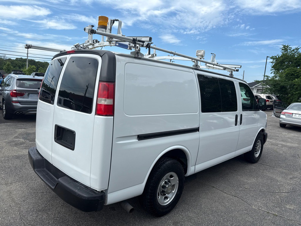 2011 Chevrolet Express Image 3