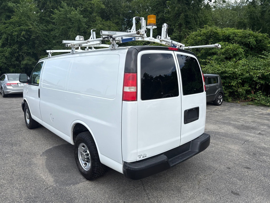 2011 Chevrolet Express Image 4