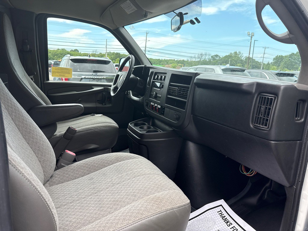 2011 Chevrolet Express Image 10