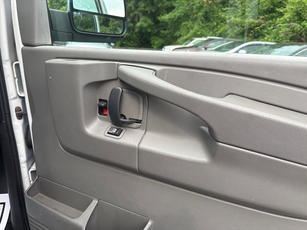 2011 Chevrolet Express Image 11