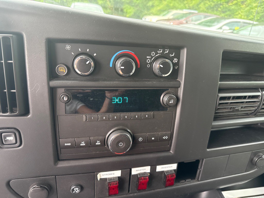 2011 Chevrolet Express Image 16