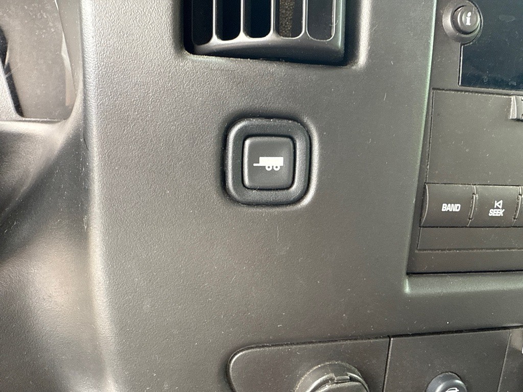 2011 Chevrolet Express Image 17