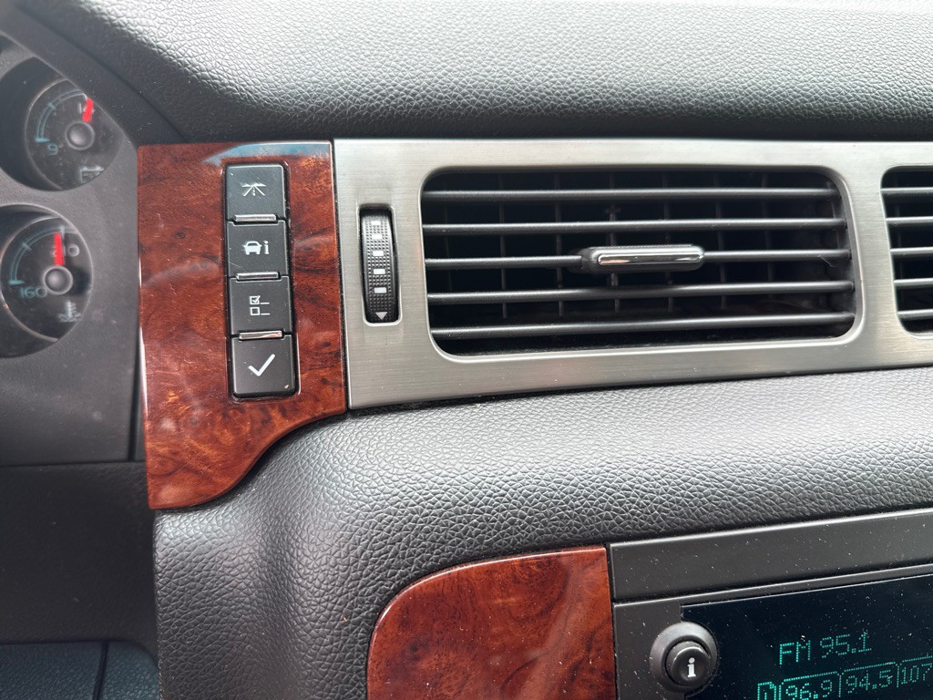 2009 Chevrolet Suburban Image 13