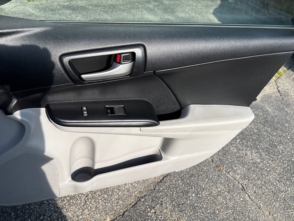 2014 Toyota Camry Image 25