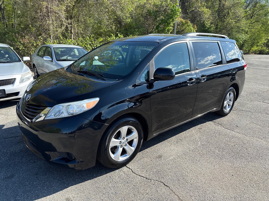 2014 Toyota Sienna Image 1