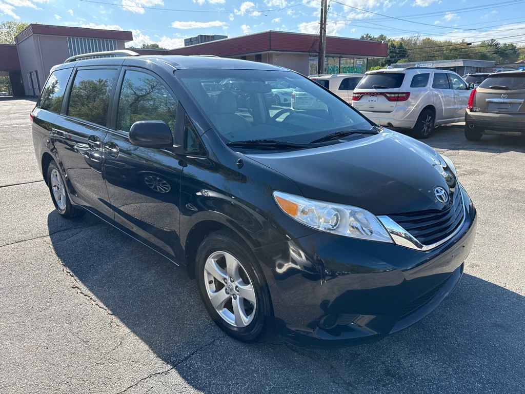 2014 Toyota Sienna Image 2